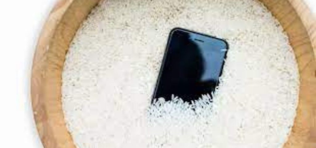 smartphone secando no arroz
