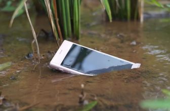 Veja o que fazer se seu celular caiu na água